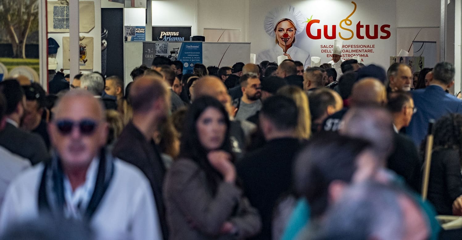 Visitatori fra gli stand di Gustus alla Mostra d'Oltremare, in una foto d'archivio di un'edizione precedente