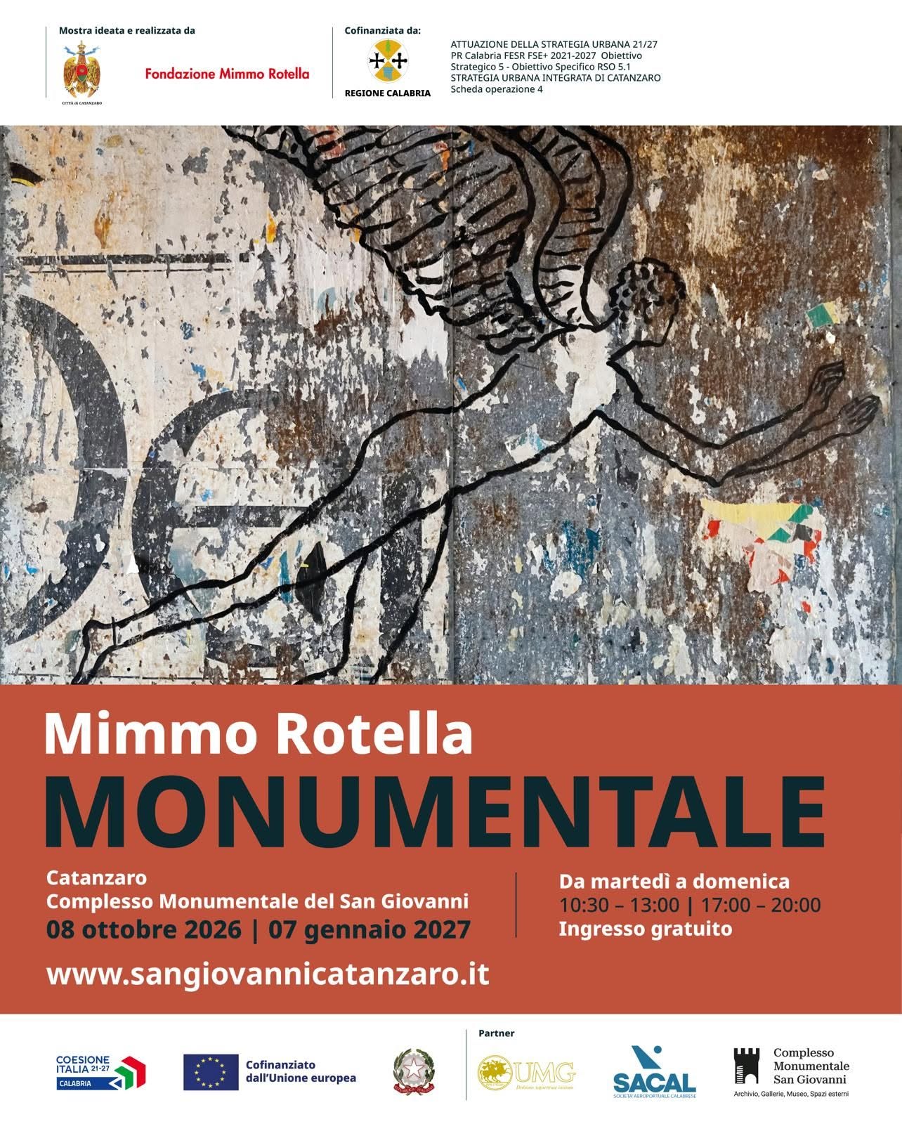 Locandina della mostra «Mimmo Rotella. Monumentale» al Complesso del San Giovanni di Catanzaro, con un'opera dell'artista e le date 8 ottobre 2026 – 7 gennaio 2027