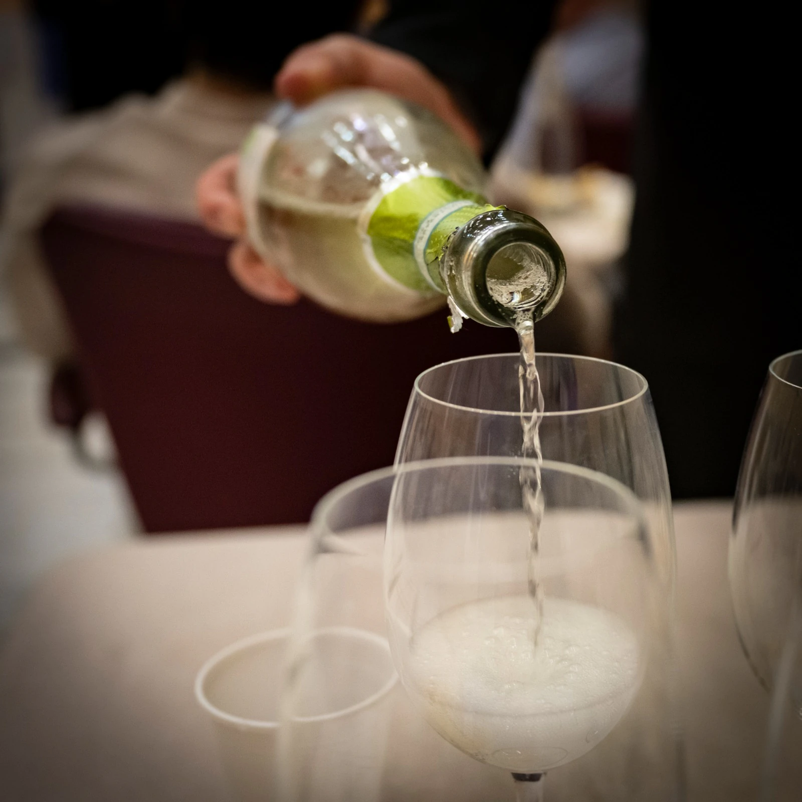 Vino versato in un calice durante una degustazione, foto dal sito di VitignoItalia (non dell'Anteprima 2026)